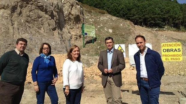 Ángel Acuña y Carlos Javier García en su visita a las obras de los vertederos de Grazalema