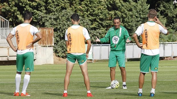 Oltra se dirige a sus jugadores en el entrenamiento de esta mañana