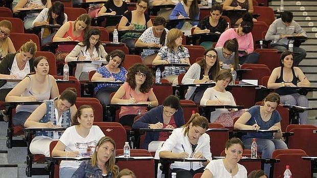 Opositores durante un examen