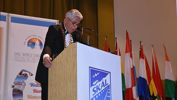 Salih Çene, presidente saliente, durante el discurso de apertura del 76 Congreso Mundial de Skal Internacional