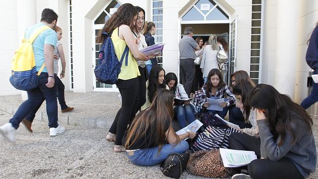 Estudiantes en el campus universitario de Rabanales