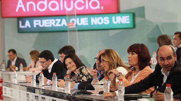 Susana Díaz junto a su Ejecutiva Regional ayer en el Comité Director del PSOE