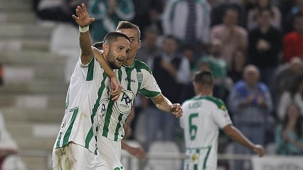 Florin Andone celebra el dos a cero ante el Nástic con Markovic