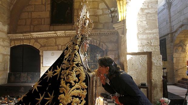 Virgen de las Tristezas en Besamanos