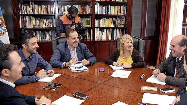 La alcaldesa y Francisco Vaca durante la reunión que mantuviero