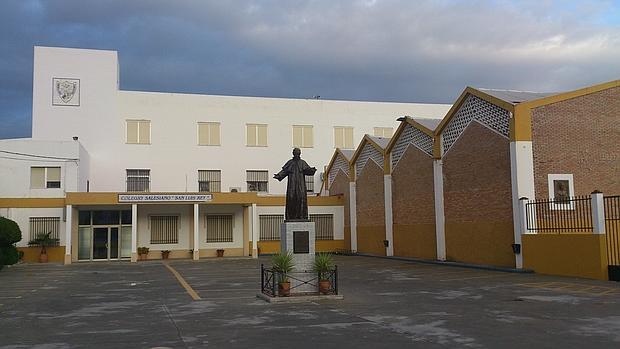 Acceso principal del colegio salesiano San Luis Rey