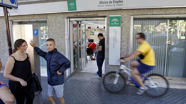 Varias personas en la puerta de una oficina del SAE en la capital cordobesa