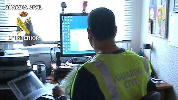 Un agente de la Guardia Civil controla el tráfico de pornografía infantil por Internet