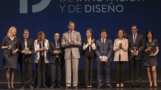 Los Reyes junto a Susana Díaz y los galardonados