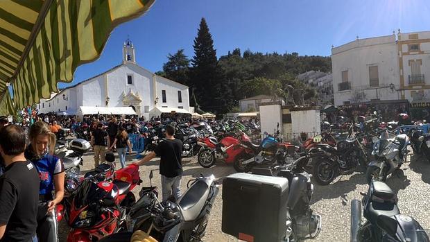 Fiesta de las motos en la Plaza de los Álamos de Galaroza