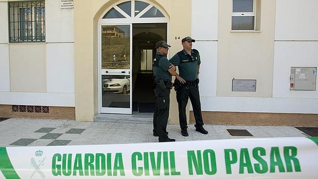 Dos agentes frente al domicilio de Ana María en Torrox