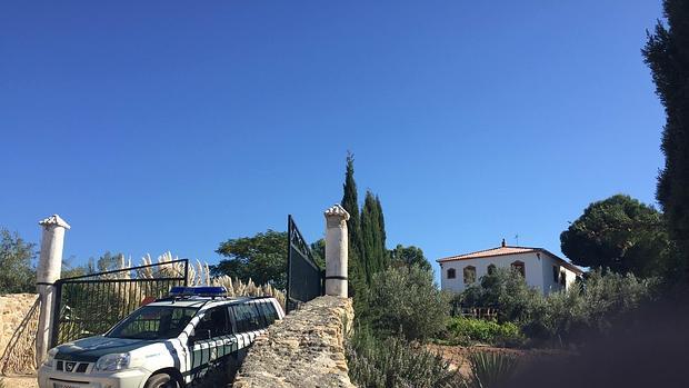 Un coche de la Guardia Civil en el lugar de los hechos