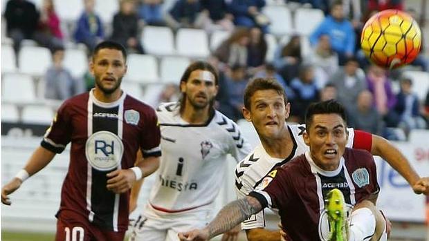 Pineda intenta controlar el balón pese a la presión del capitán del Albacete