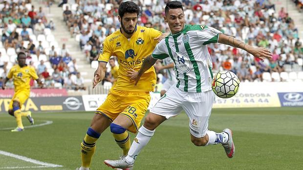 Jean Paul Pineda controla el balón en el partido ante el Alcorcón