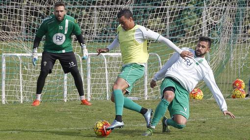 Raúl de Tomás dribla a Rodas en la Ciudad Deportiva