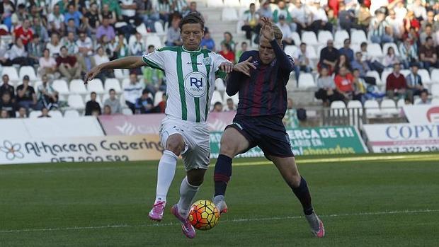 Stankevicius conduce el esférico esta tarde Saiz, del Huesca