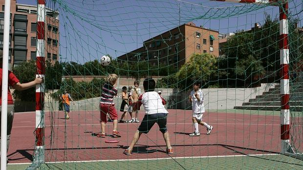 Menores jugando en el patio de un colegio