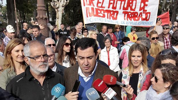 Juanma Moreno este lunes frente al Palacio de San Telmo