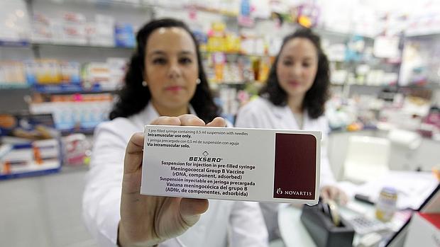 Una profesional de farmacia muestra una caja con una vacuna, este miércoles en Córdoba