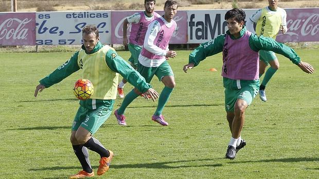 Xisco, capitán del Córdoba, en el entrenamiento blanquiverde