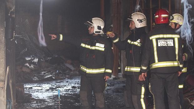 Bomberos en una actuación realizada a principios de este año en un bazar chino que salió ardiendo