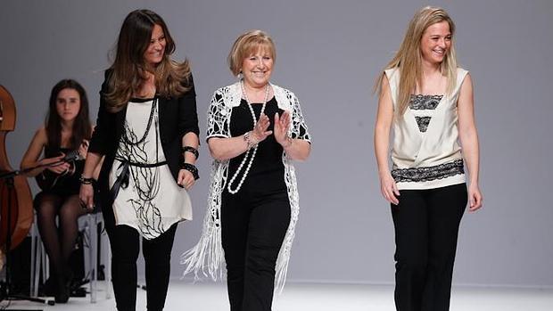 Olga y Marisa, junto a su madre, durante un desfile