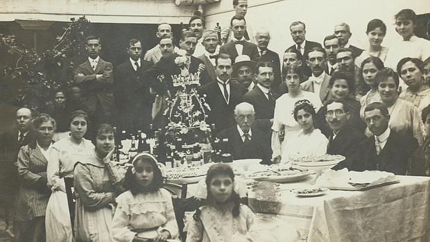 Celebración familiar en un Patio, una imagen antes habitual