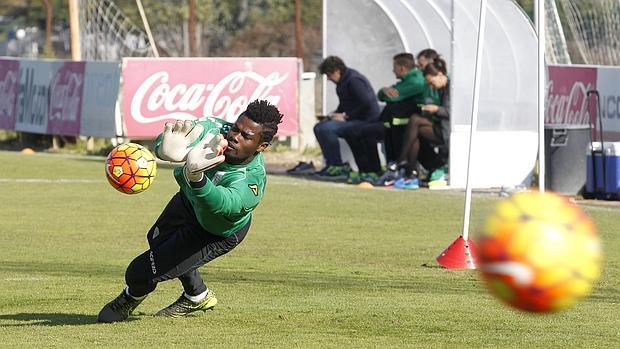 Razak Brimah realiza una parada en un entrenamiento del Córdoba