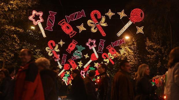 Vecinos pasean por las calles iluminadas de Córdoba