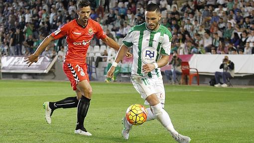 Florin conduce el esférico con la camiseta blanquiverde