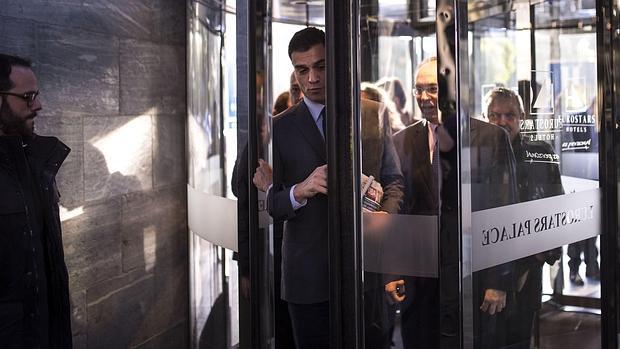 Pedro Sánchez, esta mañana, a su llegada al desayuno informativo en Córdoba