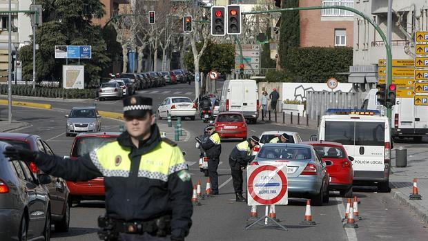 Agentes de la Policía Local cordobesa, en un control de tráfico