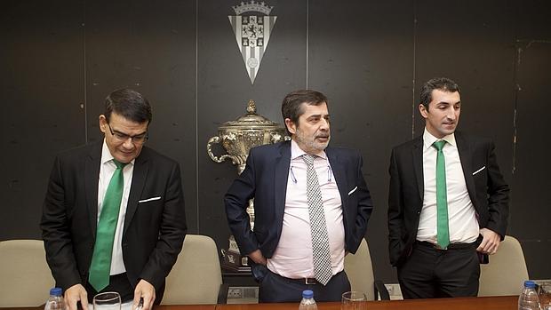 Carlos González, presidente del Córdoba, junto a dos consejeros