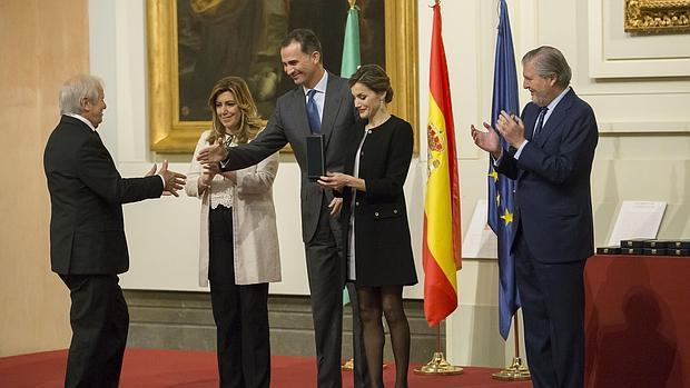 El Cordobés, recibiendo la Medalla de Oro al Mérito en las Bellas Artes de manos de los Reyes