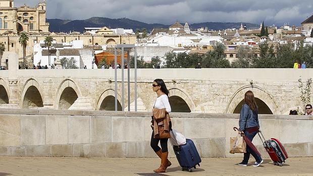 Dos turistas con las maletas a su llegada a Córdoba