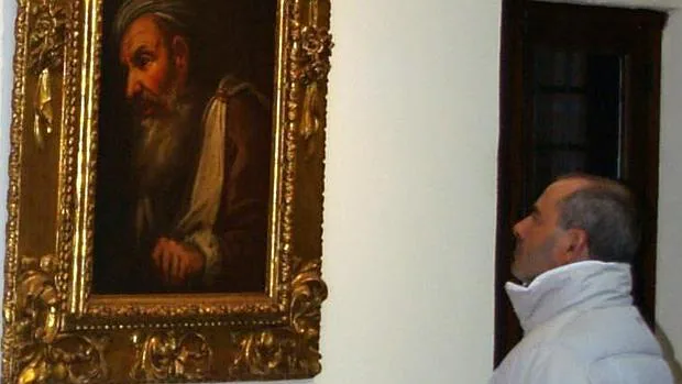 Un vecino contempla un cuadro en el Convento de Santa Clara