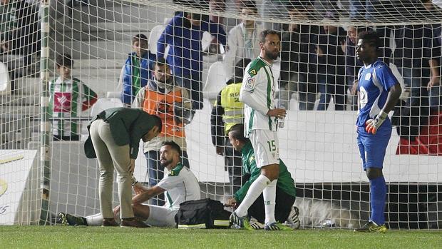 Héctor Rodas cayó lesionado en el choque ante el Oviedo