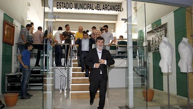 Carlos González, presidente del Córdoba, en el palco de El Arcángel