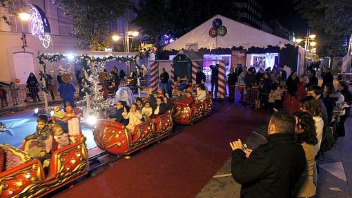 Niños disfrutando del tren navideño del Bulevar de El Gran Capitán