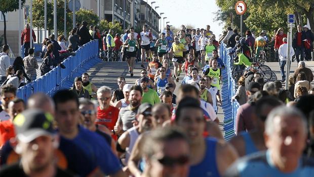 Corredores duranta la pasada Media Maratón de Córdoba