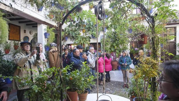 Turistas, ayer en un patio de San Basilio