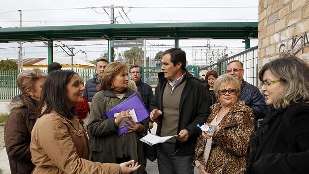 Nieto, ayer, con vecinos y miembros de su partido, en la barriada de Alcolea