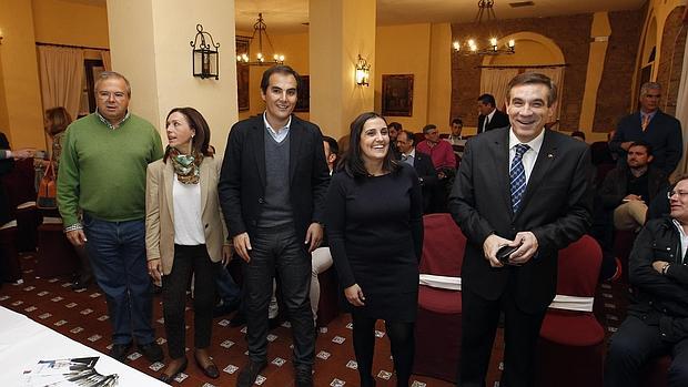 Nieto, junto y miembros de su equipo junto a Gómez Sanmiguel