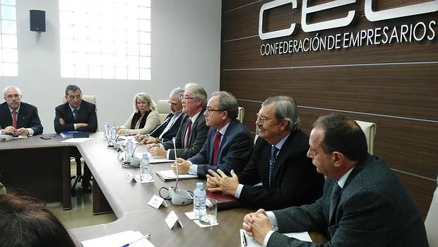 Antonio Díaz, en el centro, en la última reunión de CECO