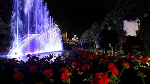 Turistas en un pase de la visita nocturna al Alcázar