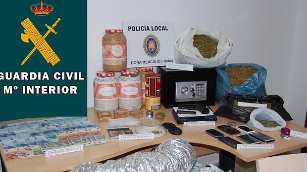 Material incautado por la Guardia Civil y la Policía Local de Doña Mencía