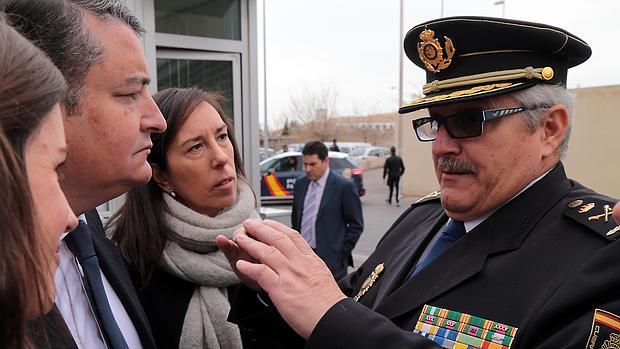 El delegado del Gobierno central en Andalucía, Antonio Sanz conversa con el jefe superior de Policía de Andalucía Oriental en un acto reciente