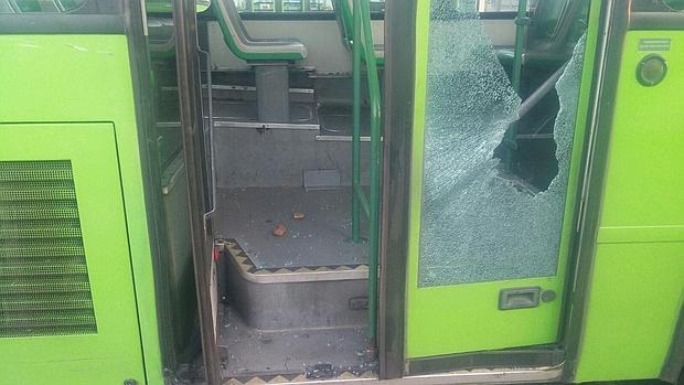 Autobús dañado por actos vandálicos en Las Palmeras, este martes