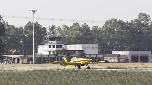 Avioneta en la pista del aeropuerto de Córdoba