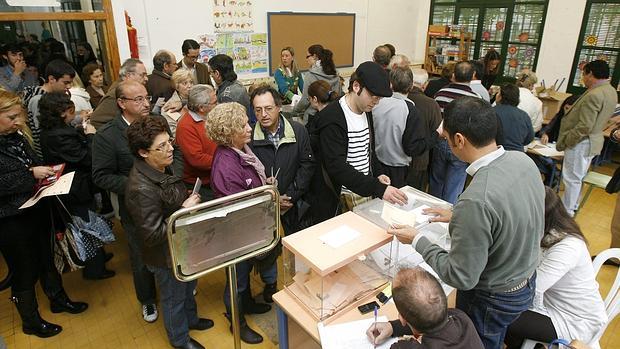 Cordobeses votando en las pasadas elecciones generales de 2011